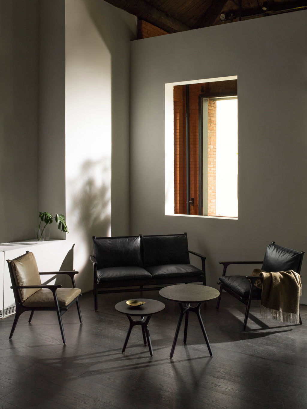 Rén Lounge sofa 2. pers sortmalet eg, sort læder fra Stellar Works