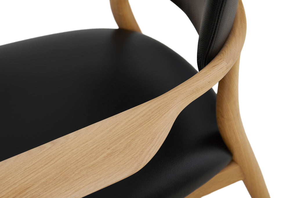 Slow lounge chair med armlæn fra Stellar Works i egetræ og sort læder