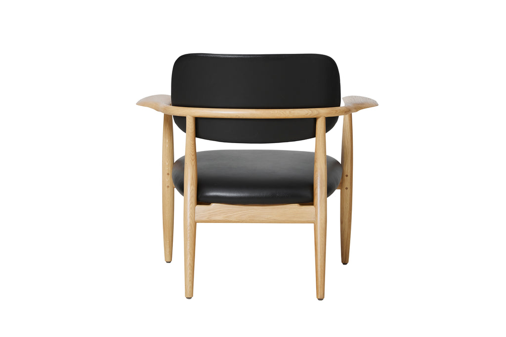 Slow lounge chair med armlæn fra Stellar Works i egetræ og sort læder