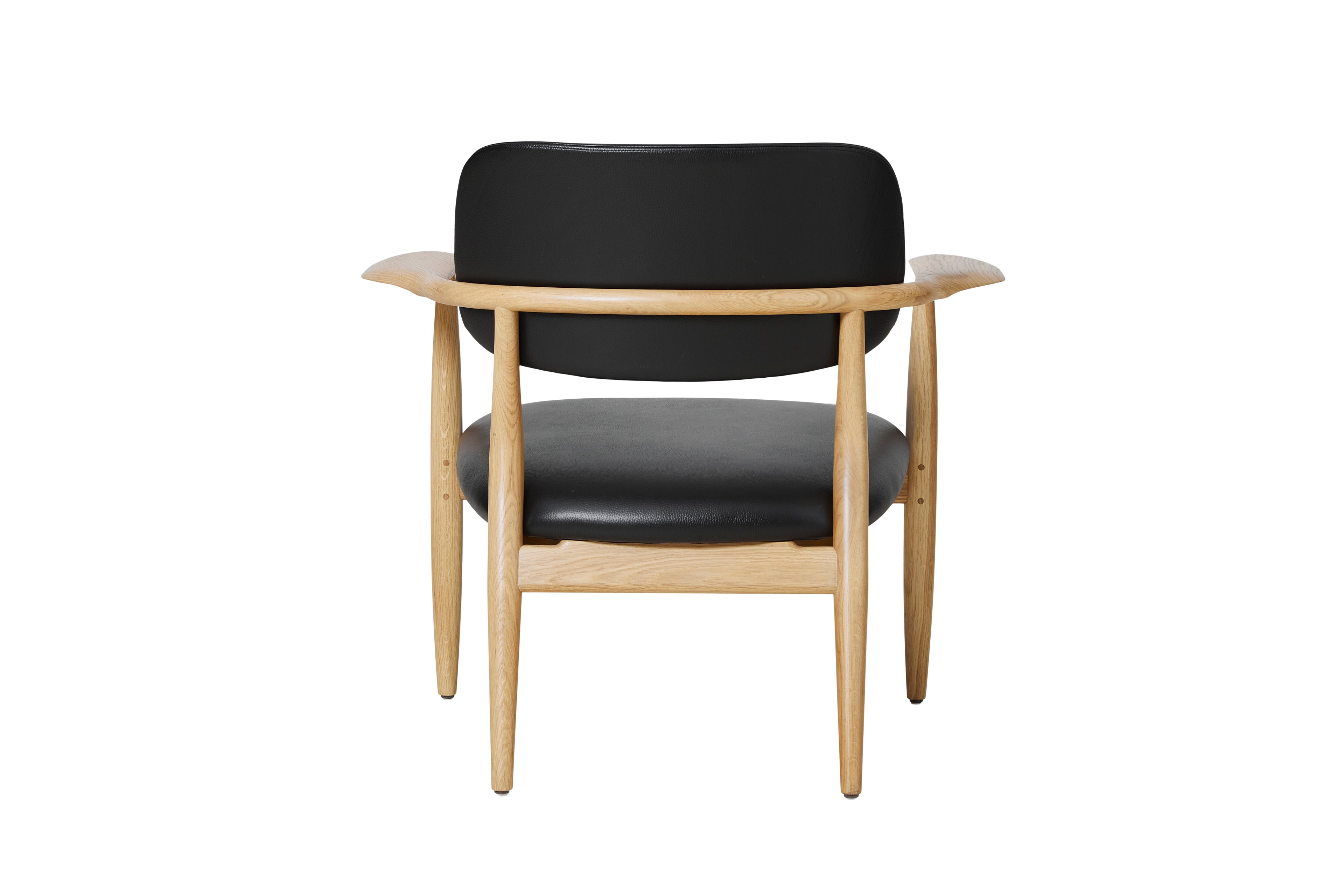 Slow lounge chair med armlæn fra Stellar Works i egetræ og sort læder