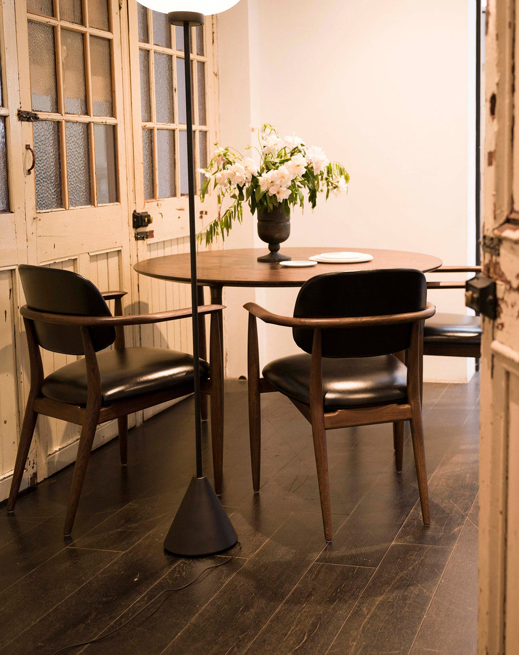 Slow spisebordsstol, valnød sort læder fra Stellar Works