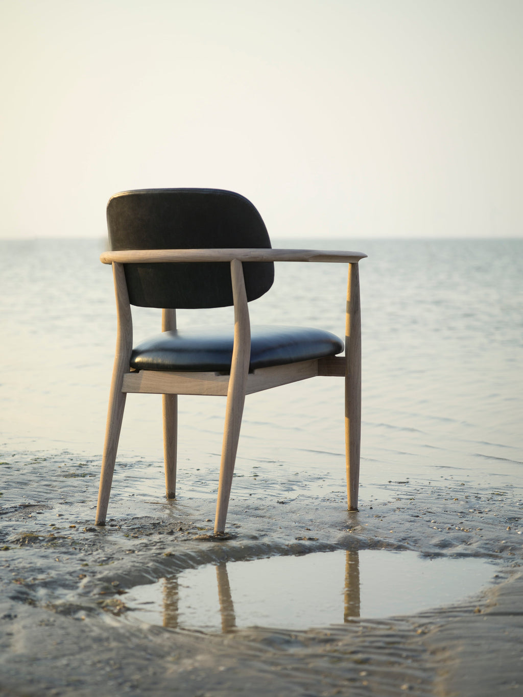 Slow spisebordsstol, eg sort læder fra Stellar Works