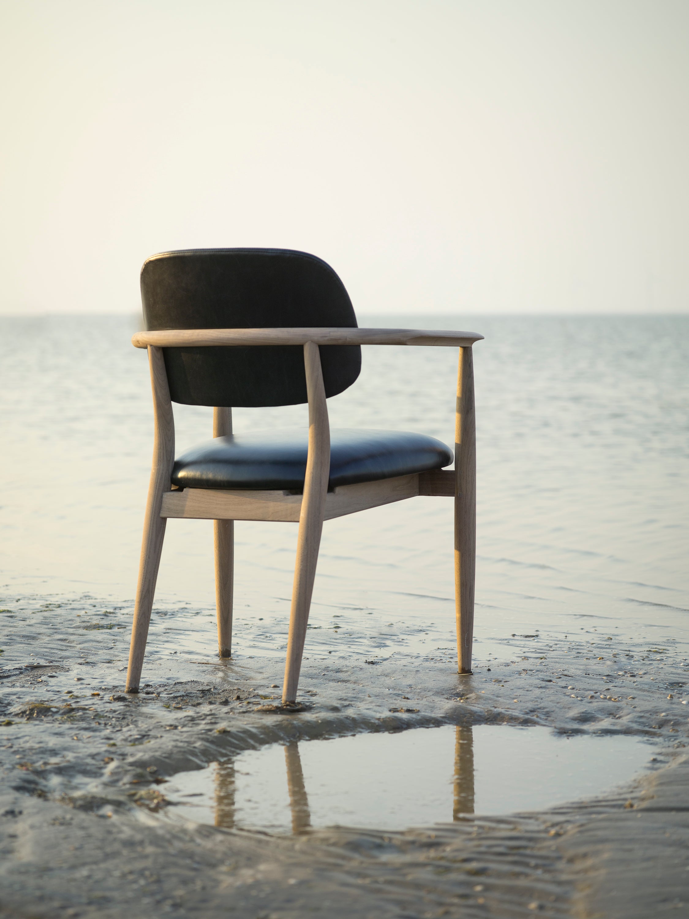 Slow spisebordsstol, eg sort læder fra Stellar Works