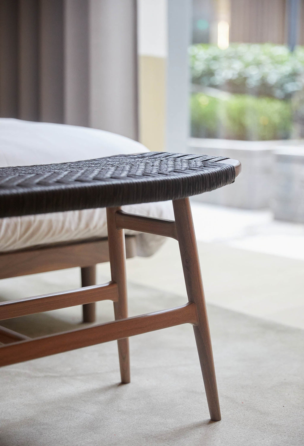 Freja bænk, valnød/sort flet fra Stellar Works