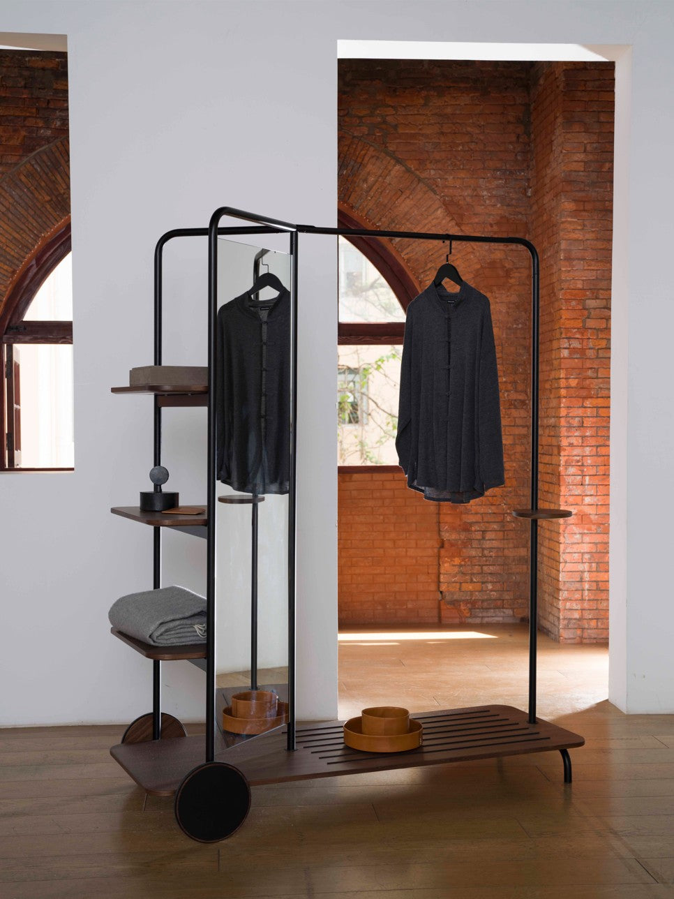 Host Wardrobe, walnut fra Stellar Works